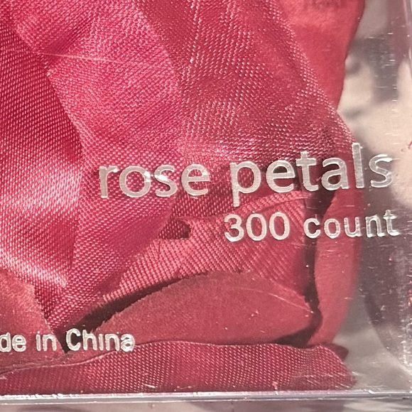 NEW- Studio His & Hers Burgundy Rose Petals - Picture 2 of 3